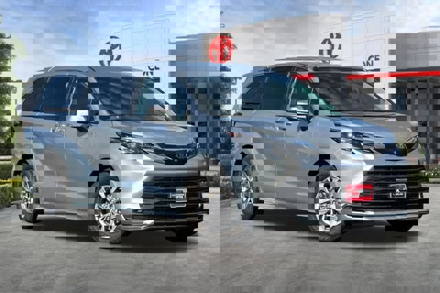 Used 2024 Toyota Sienna LE image 2