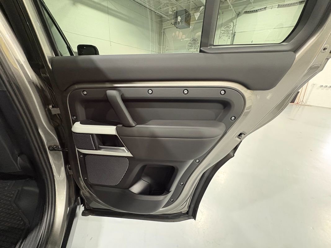 Used 2024 Land Rover Defender 110 S image 41