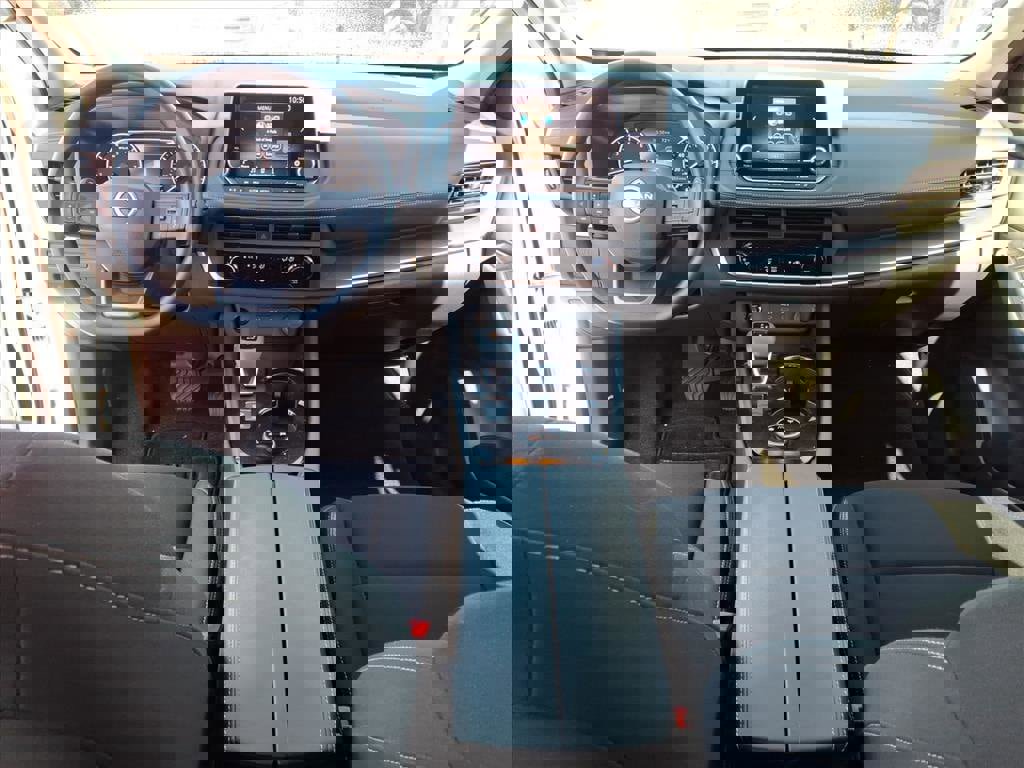 Used 2025 Nissan Rogue S image 6