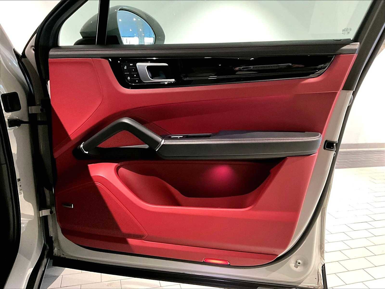 Used 2022 Porsche Cayenne S image 27