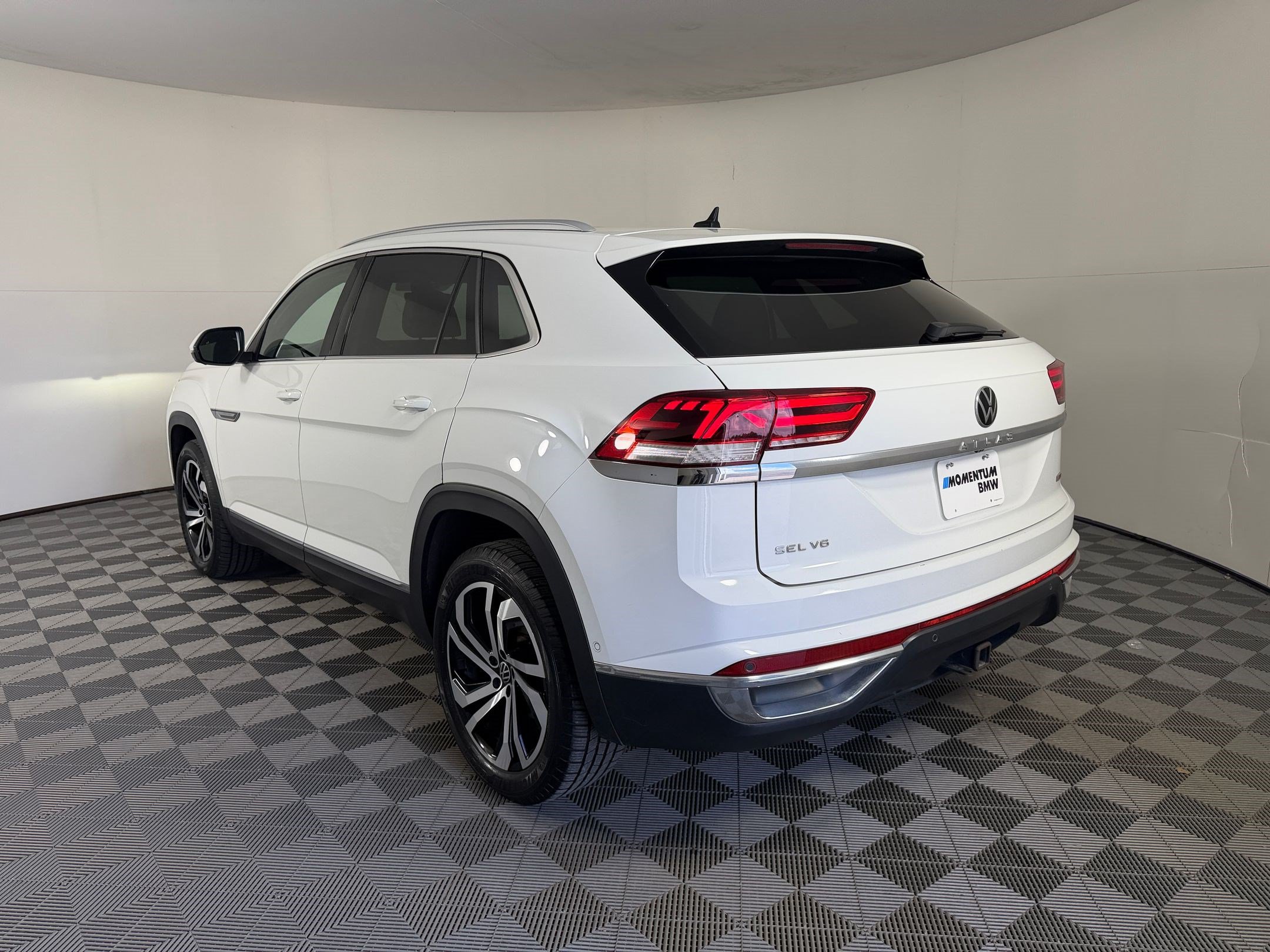 Used 2020 Volkswagen Atlas Cross Sport SEL Premium AWD/4WD image 3