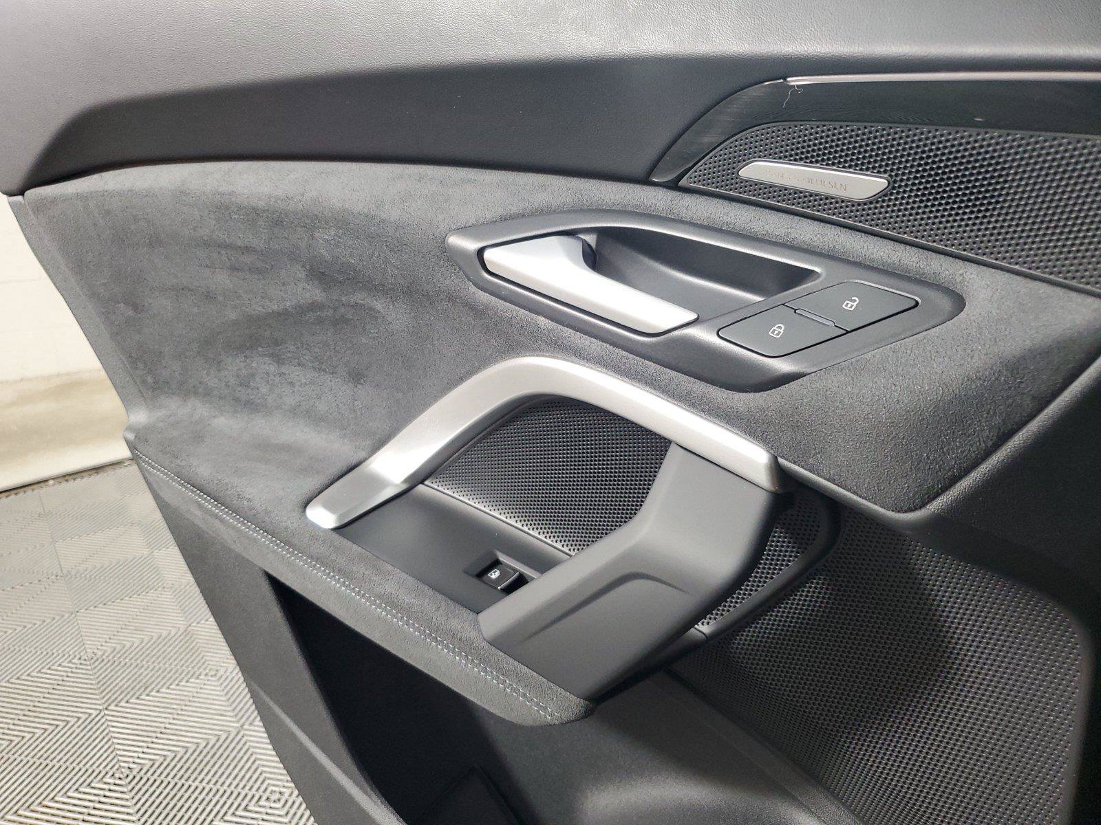Used 2025 Audi SQ5 Prestige AWD/4WD image 16