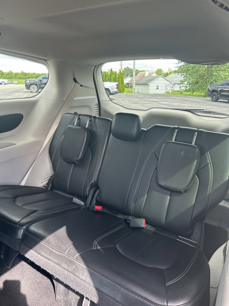 Used 2023 Chrysler Pacifica Touring-L FWD image 41