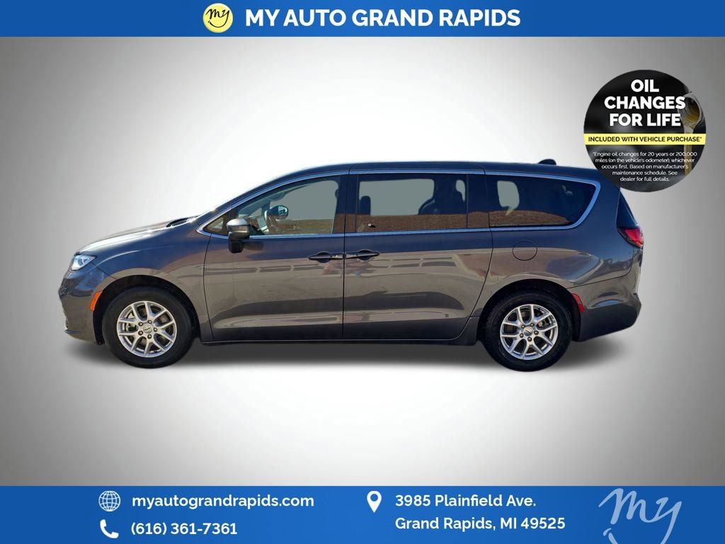Used 2023 Chrysler Pacifica Touring-L image 4