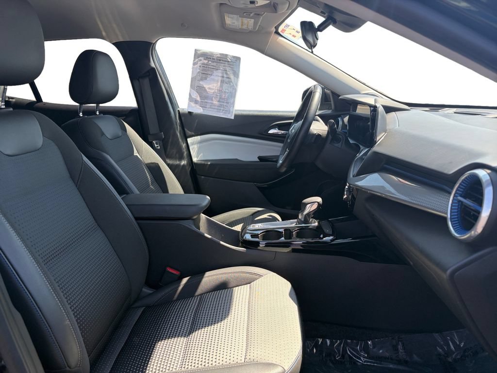 Certified 2024 Chevrolet Trax LT w/ LT Convenience Package FWD image 17