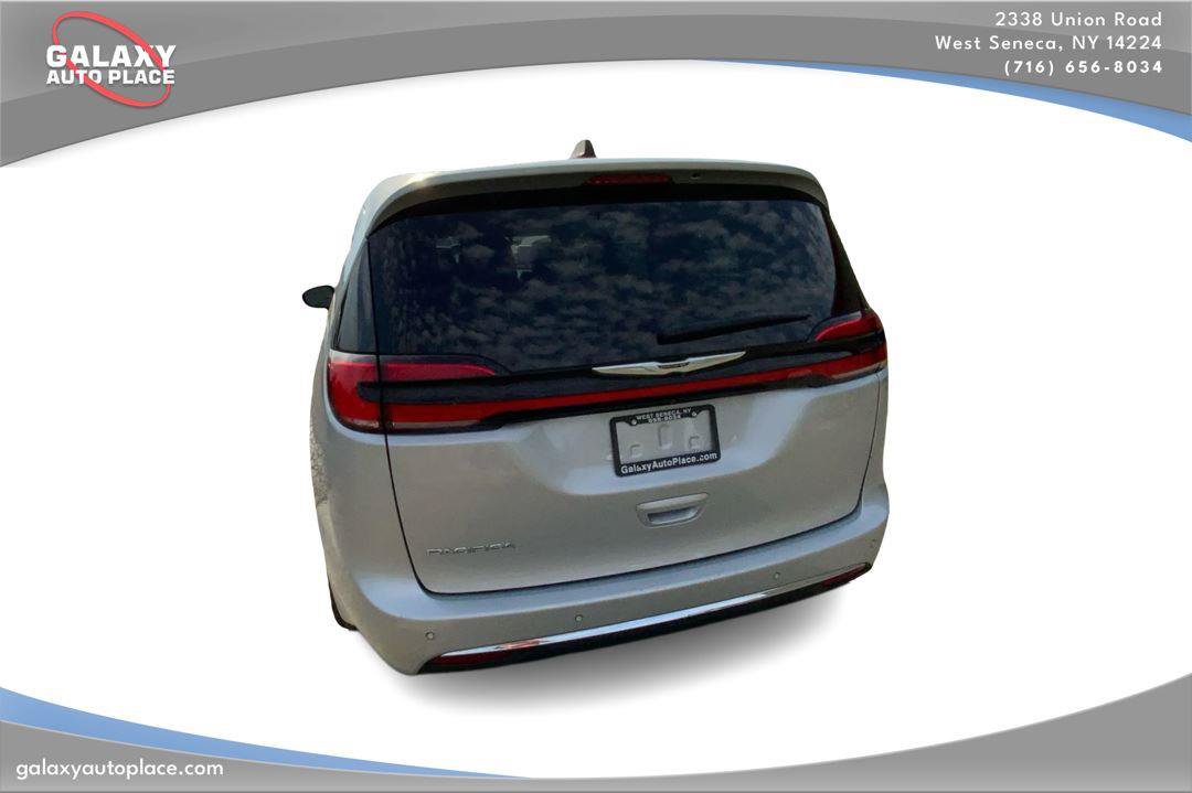 Used 2024 Chrysler Pacifica Touring-L FWD image 7
