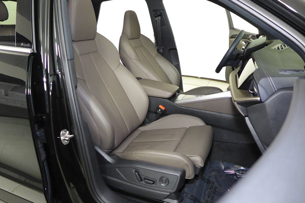 Used 2025 Audi Q5 Premium Plus w/ Premium Plus image 19