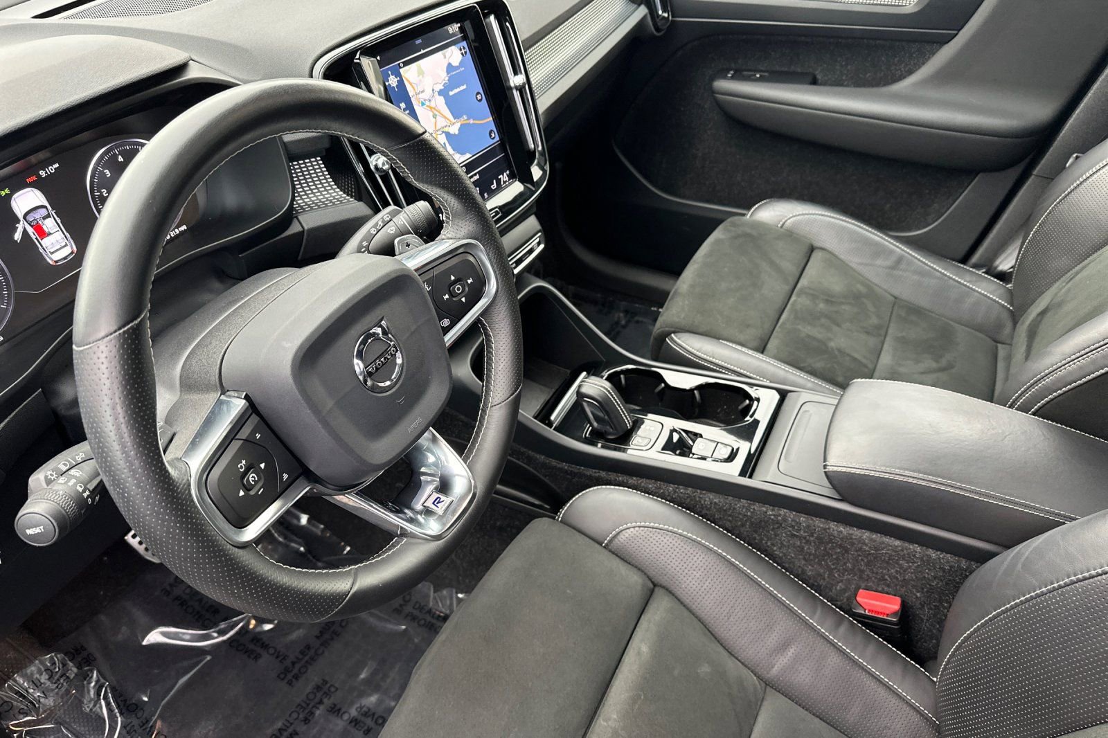 Used 2019 Volvo XC40 T4 R-Design image 13