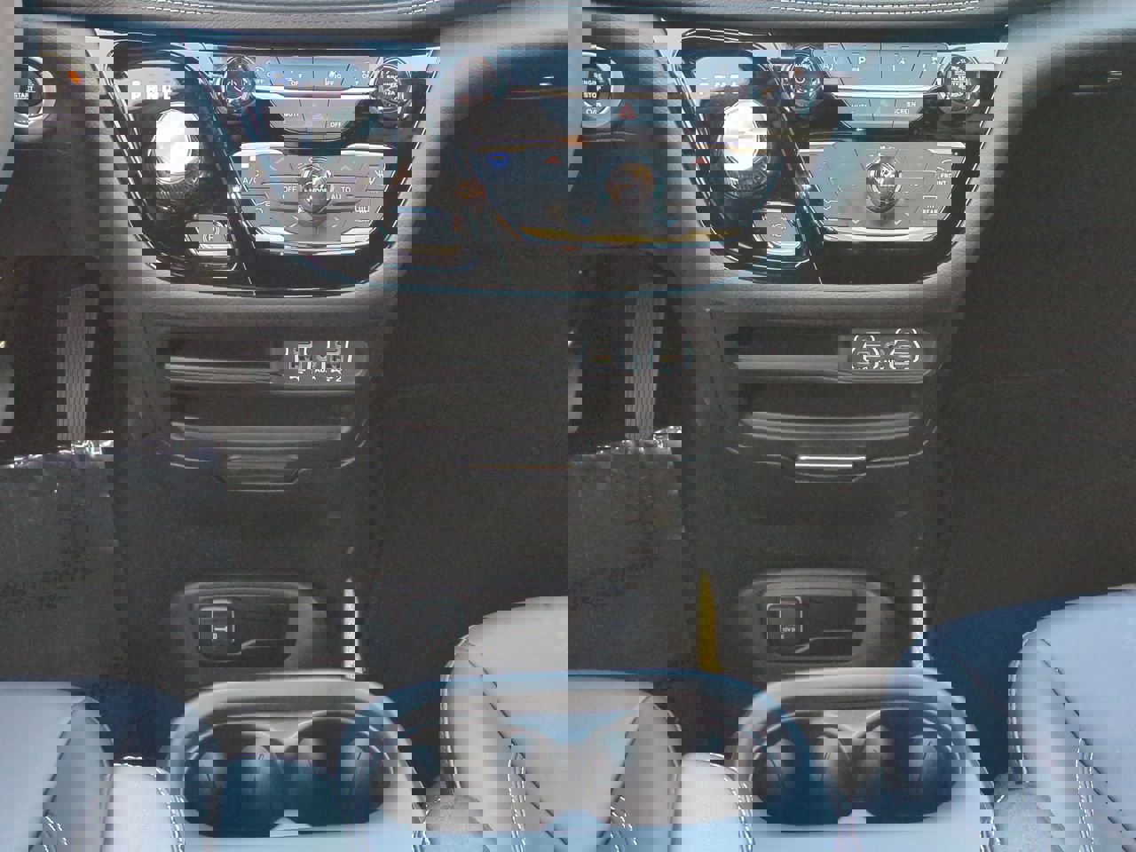 Certified 2025 Chrysler Pacifica Select image 18