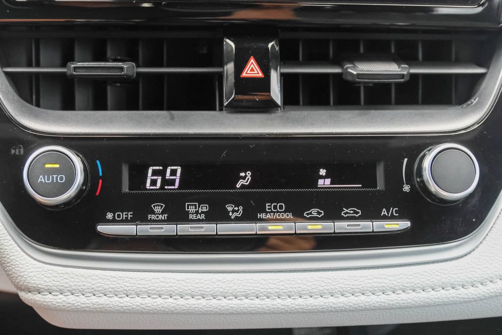 Used 2024 Toyota Corolla SE w/ SE Premium Package FWD image 18