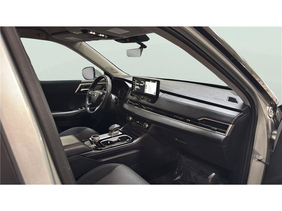 Used 2025 Mitsubishi Outlander ES FWD image 26