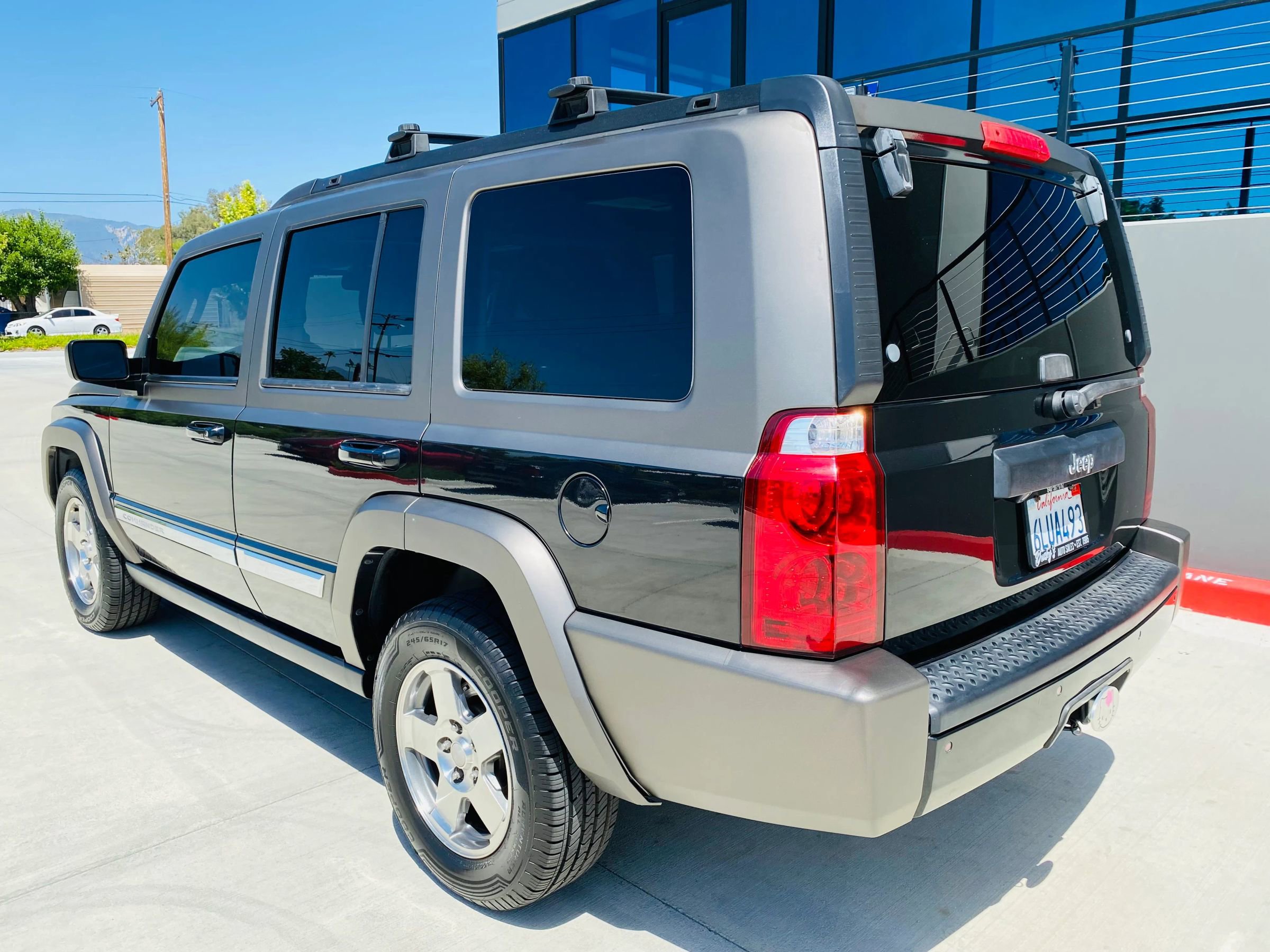 Used 2010 Jeep Commander Sport w/ Sun/Sound Group RWD image 4