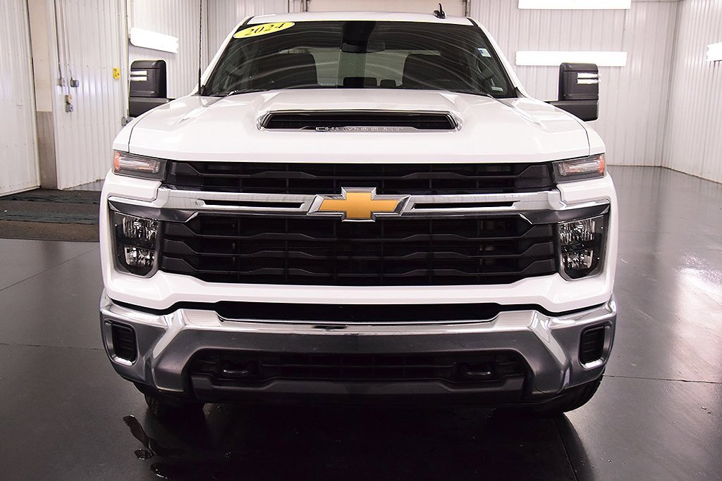 Used 2024 Chevrolet Silverado 2500 LT image 2