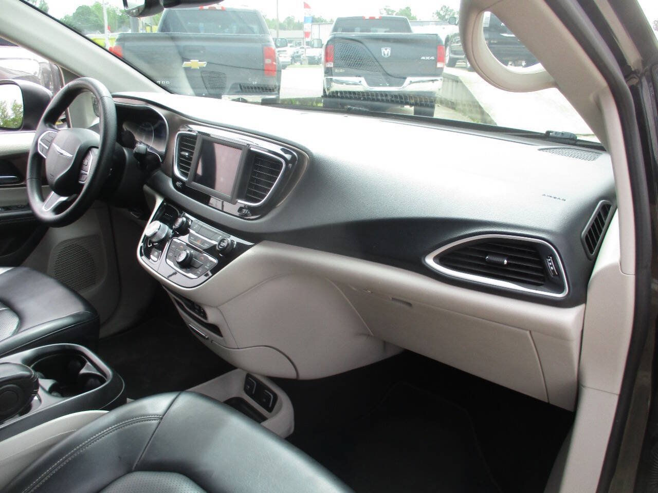 Used 2020 Chrysler Voyager Lxi FWD image 21