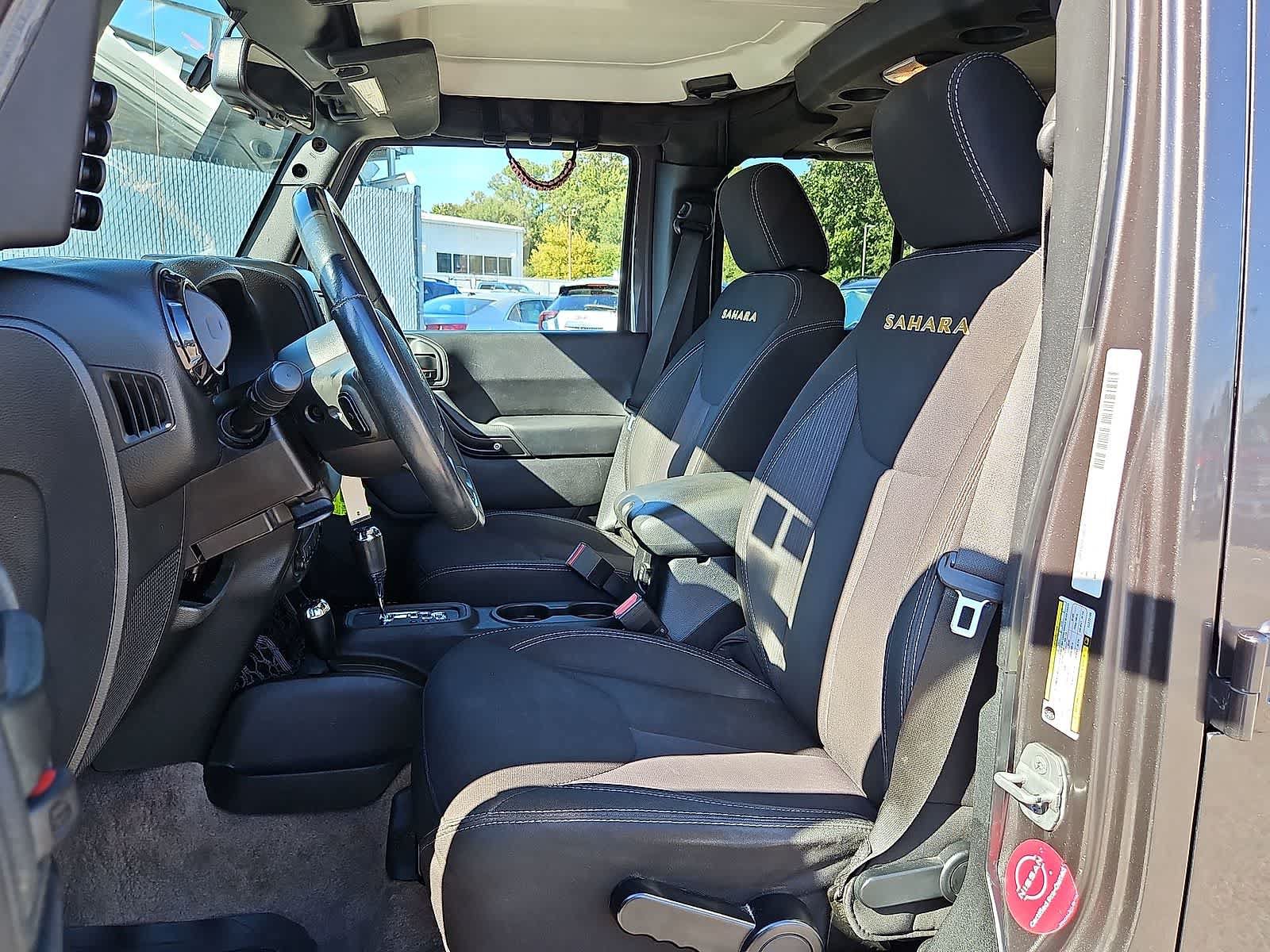Used 2014 Jeep Wrangler Unlimited Sahara w/ Connectivity Group AWD/4WD image 22