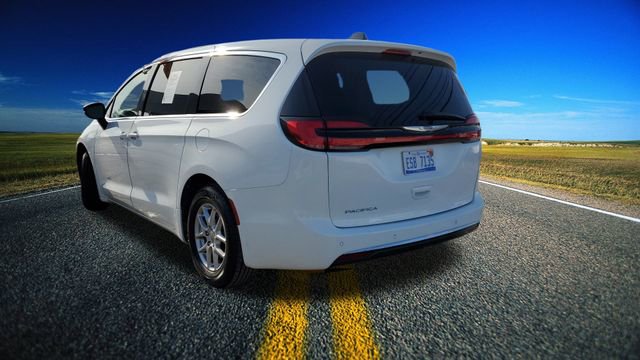 Certified 2024 Chrysler Pacifica Touring-L image 30