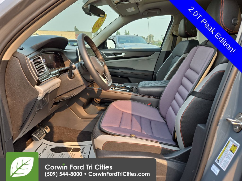Used 2025 Volkswagen Atlas Peak Edition SE AWD/4WD image 2