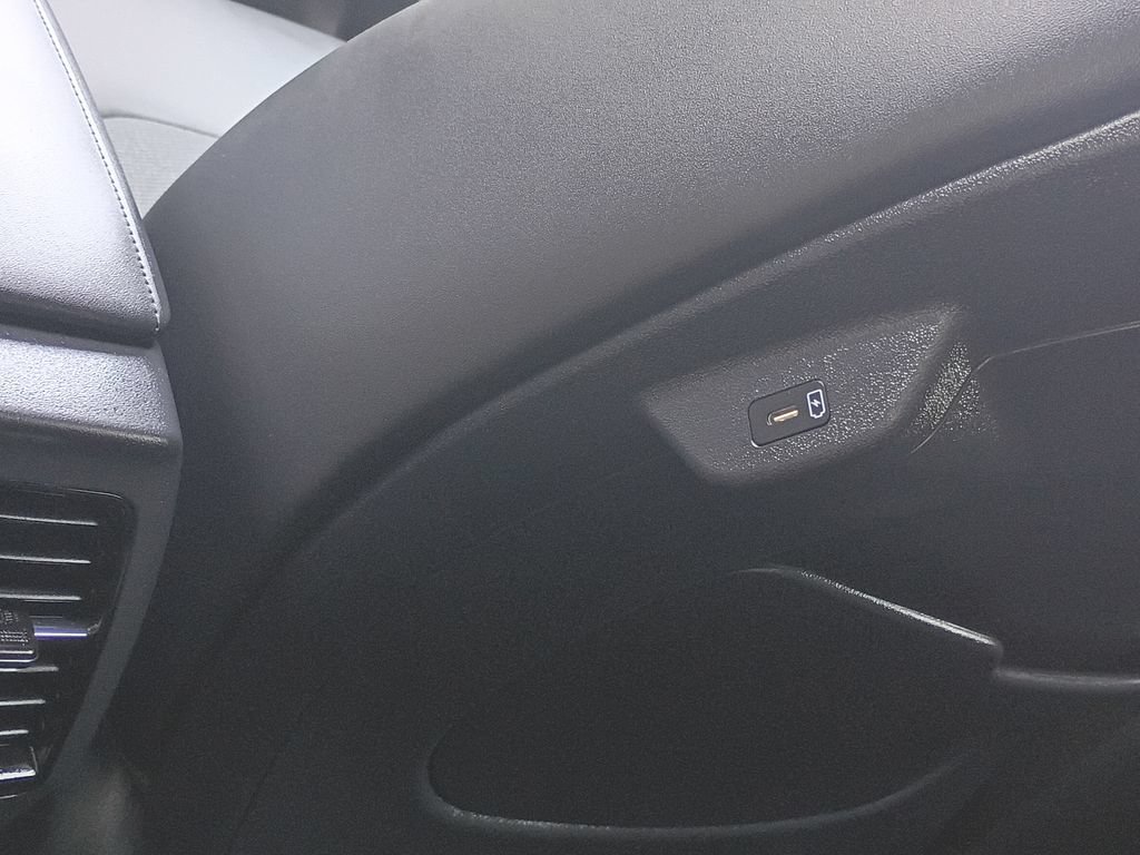 Certified 2025 Kia Niro FWD image 17