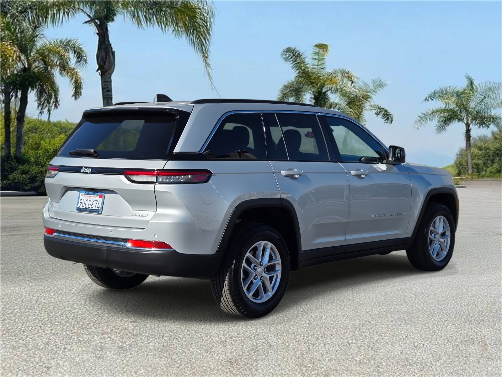 Used 2025 Jeep Grand Cherokee Laredo X image 4