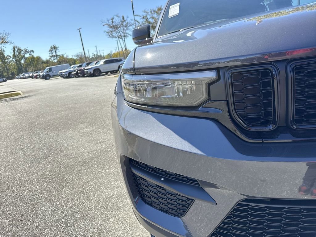 New 2025 Jeep Grand Cherokee Altitude image 9