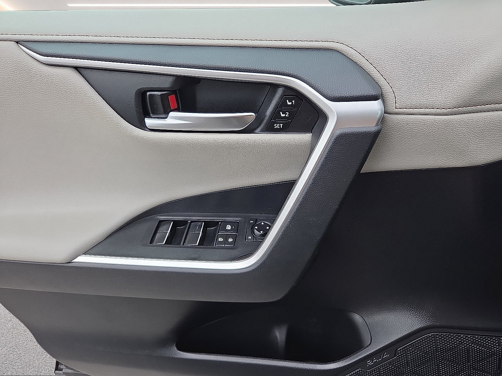 Used 2019 Toyota RAV4 Limited FWD image 25