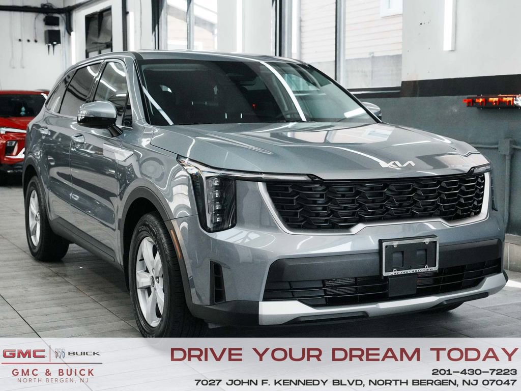 Used 2025 Kia Sorento LX image 3