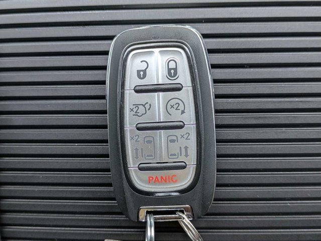 Used 2023 Chrysler Pacifica Limited FWD image 33