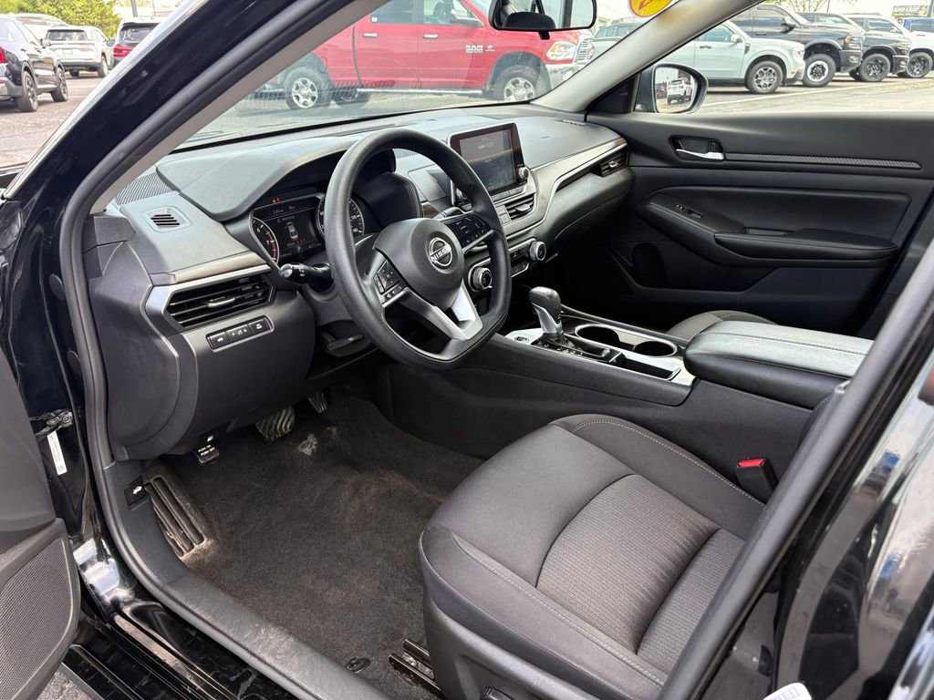 Used 2024 Nissan Altima 2.5 SV FWD image 14