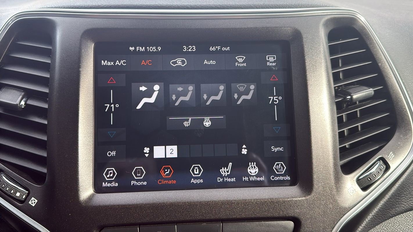 Used 2019 Jeep Cherokee Trailhawk w/ Cold Weather Group image 23