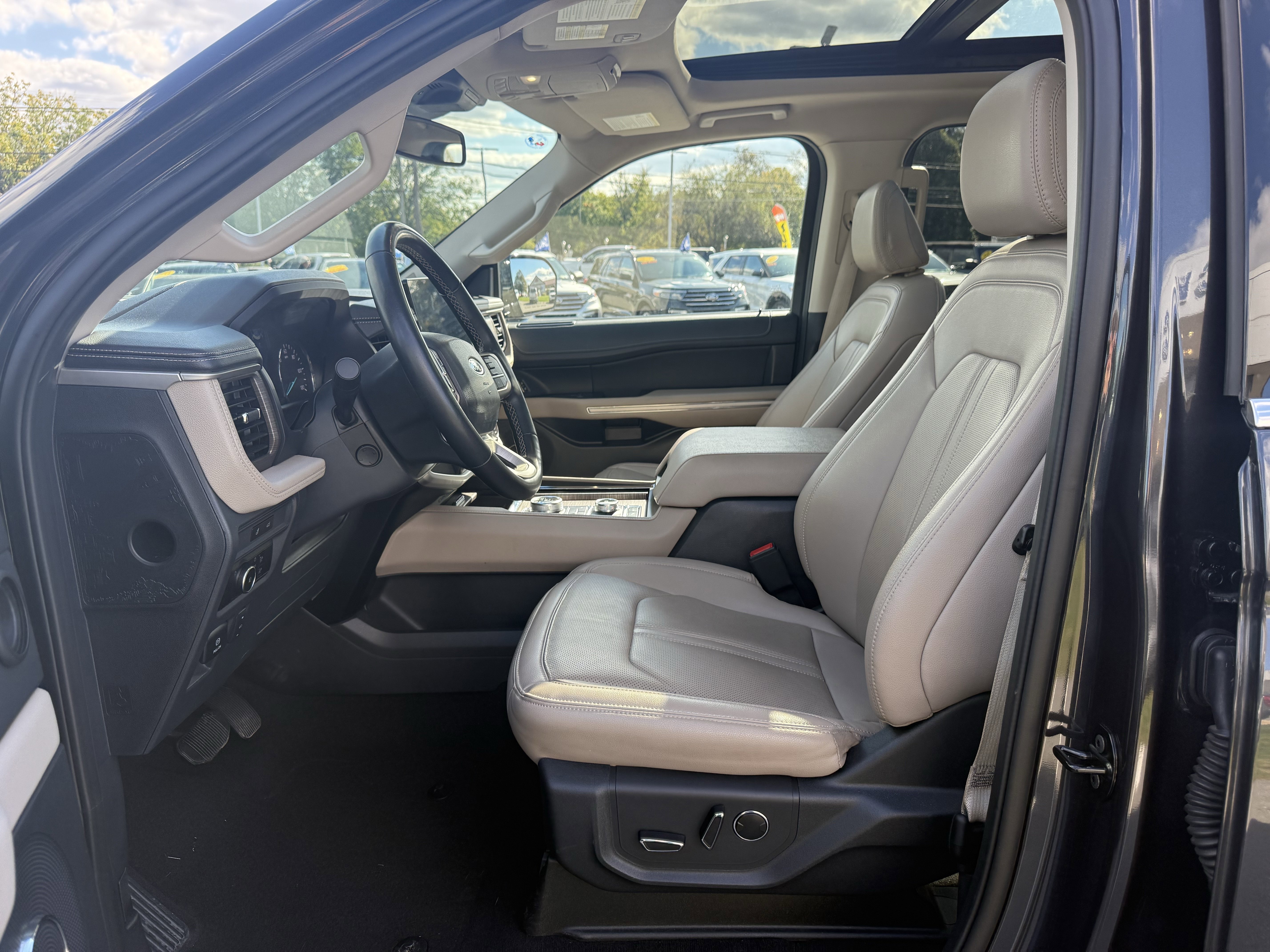 Used 2024 Ford Expedition Limited image 11