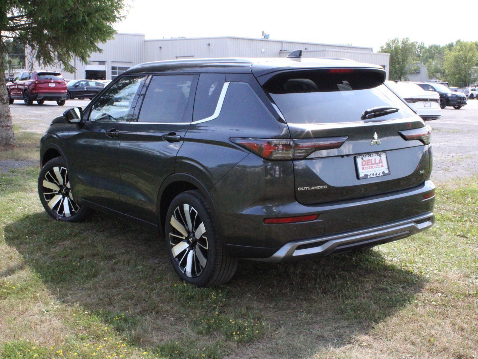 New 2025 Mitsubishi Outlander SEL image 7