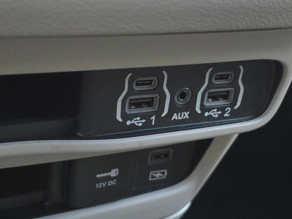 Used 2022 Chrysler Pacifica Touring-L image 8
