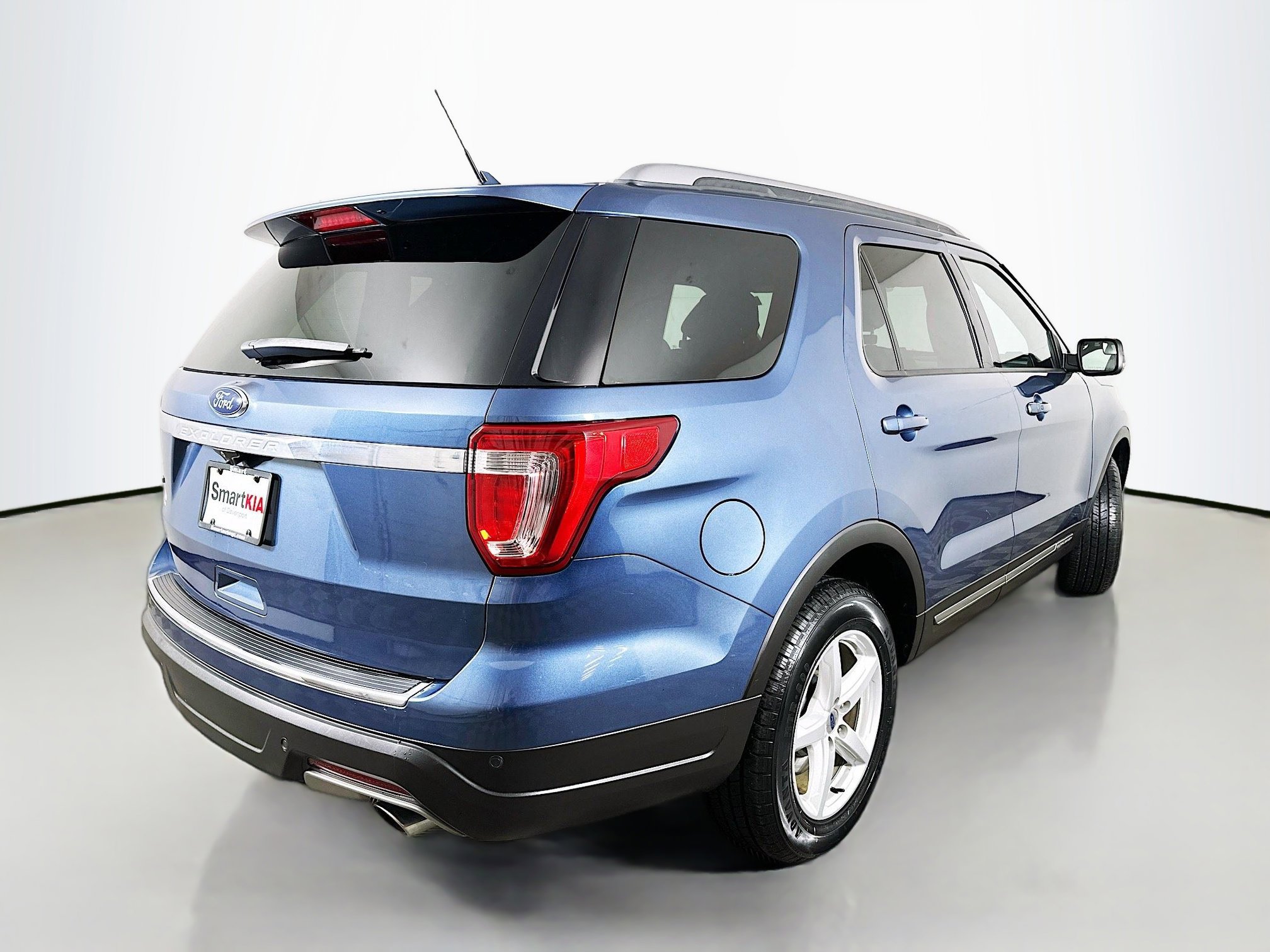 Used 2018 Ford Explorer XLT w/ Equipment Group 201A image 7