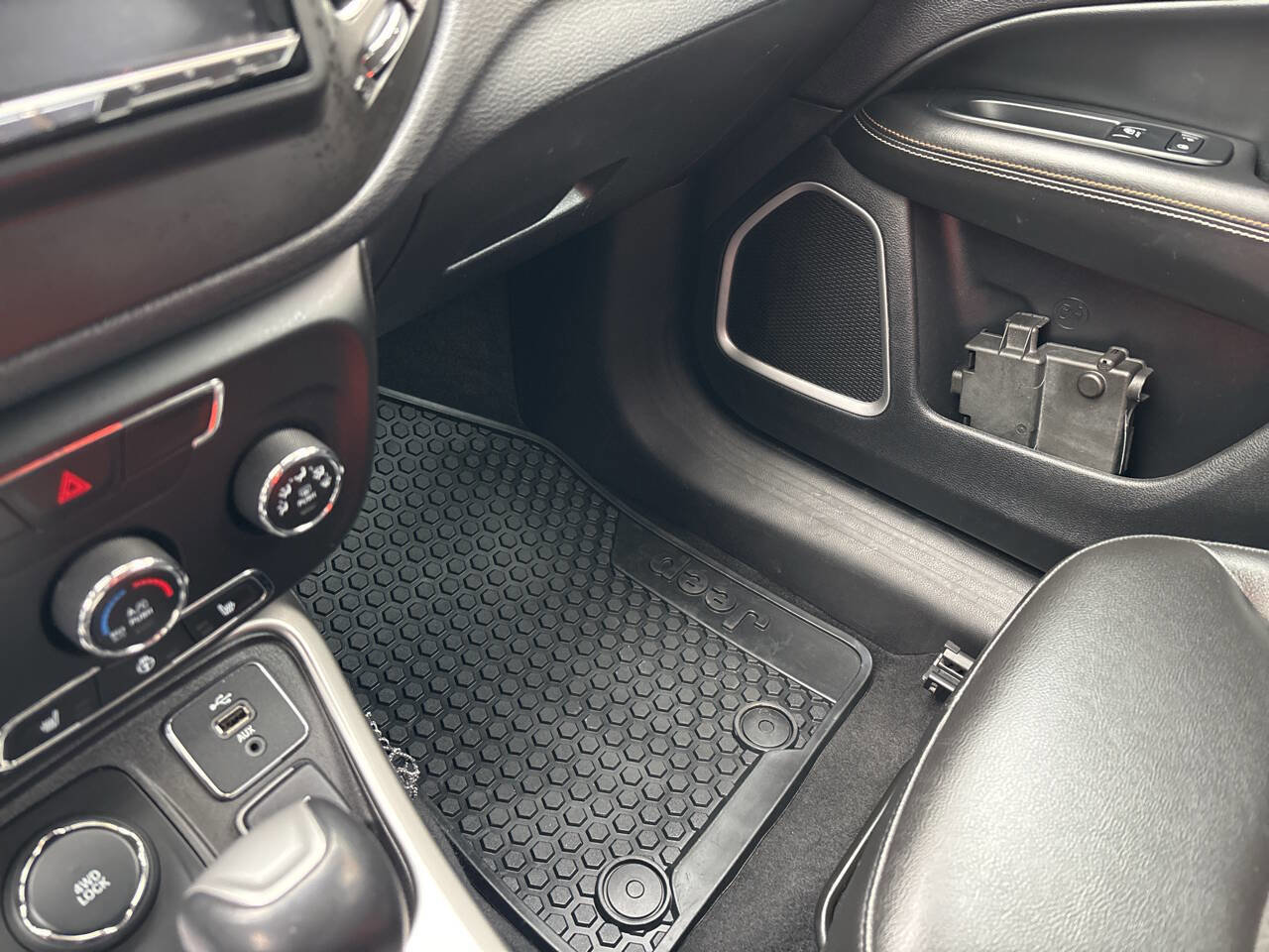 Used 2018 Jeep Compass Latitude w/ Cold Weather Group image 8