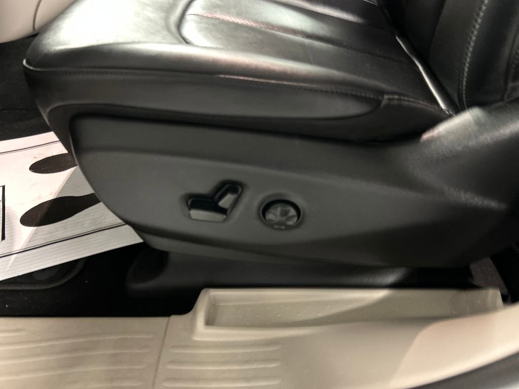 Used 2024 Chrysler Pacifica Touring-L FWD image 13