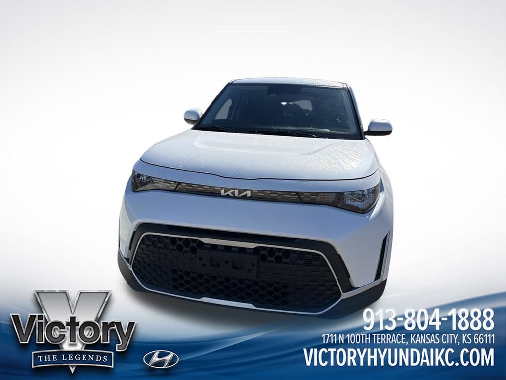 Used 2023 Kia Soul LX FWD image 2