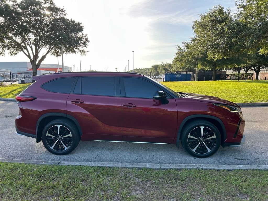 Used 2022 Toyota Highlander XSE FWD image 7