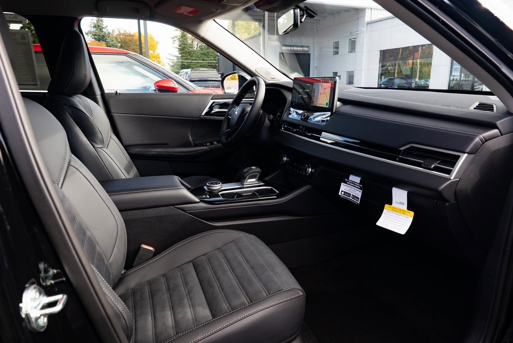 New 2025 Mitsubishi Outlander SE image 25
