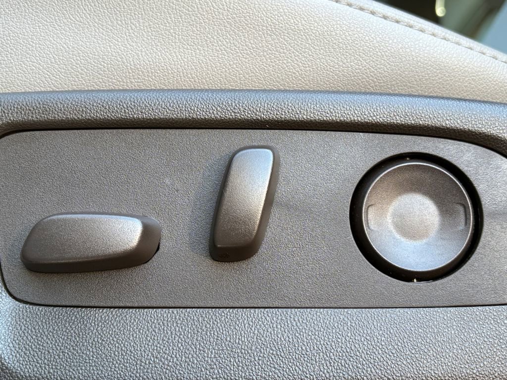 Used 2024 Chevrolet Tahoe Z71 w/ Luxury Package image 15