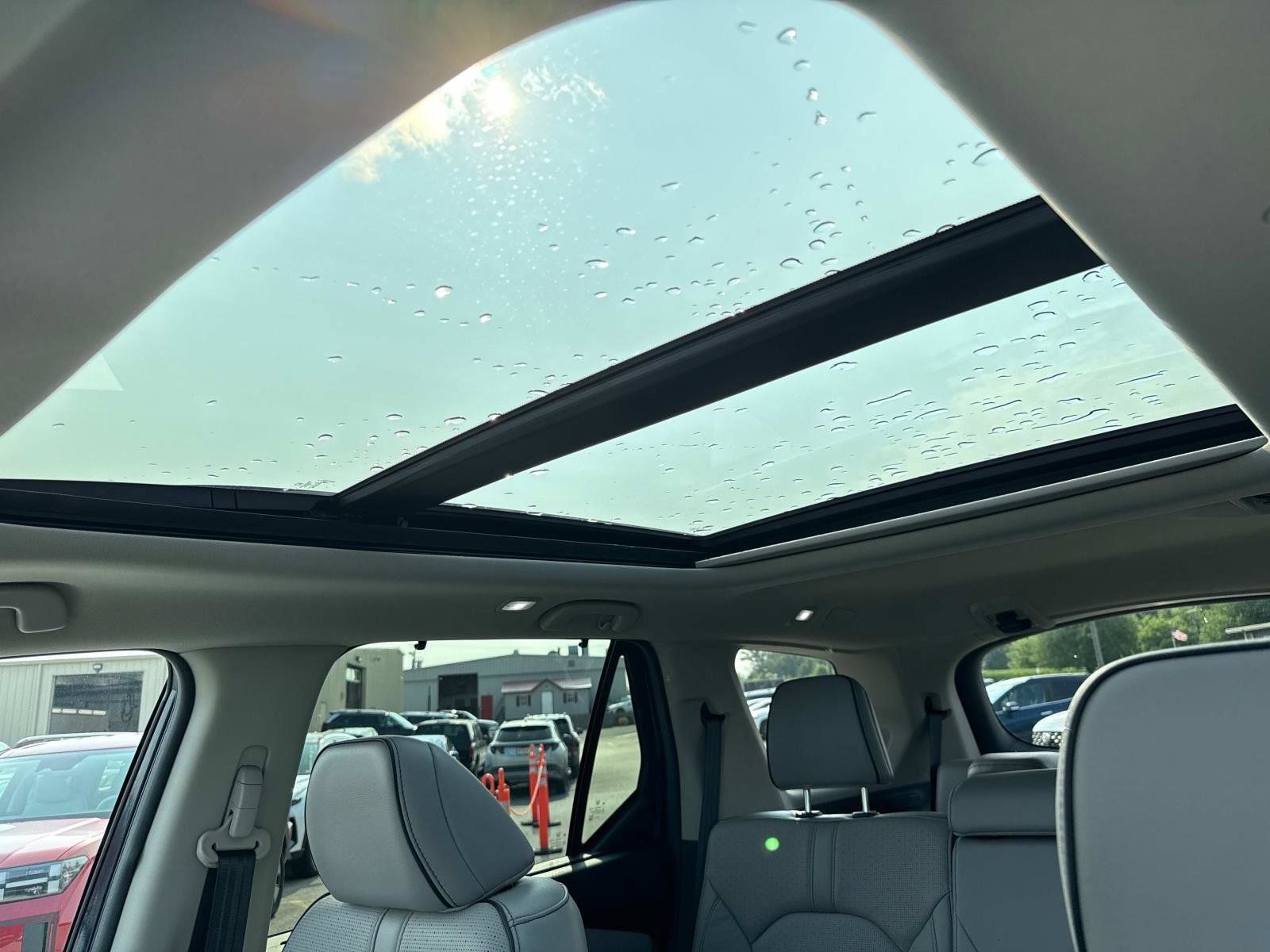 Used 2025 Honda Pilot Elite image 3