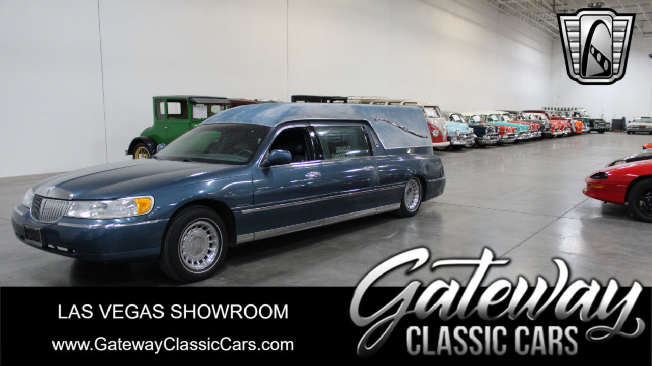 Used 2001 Lincoln Town Car Executive image 1