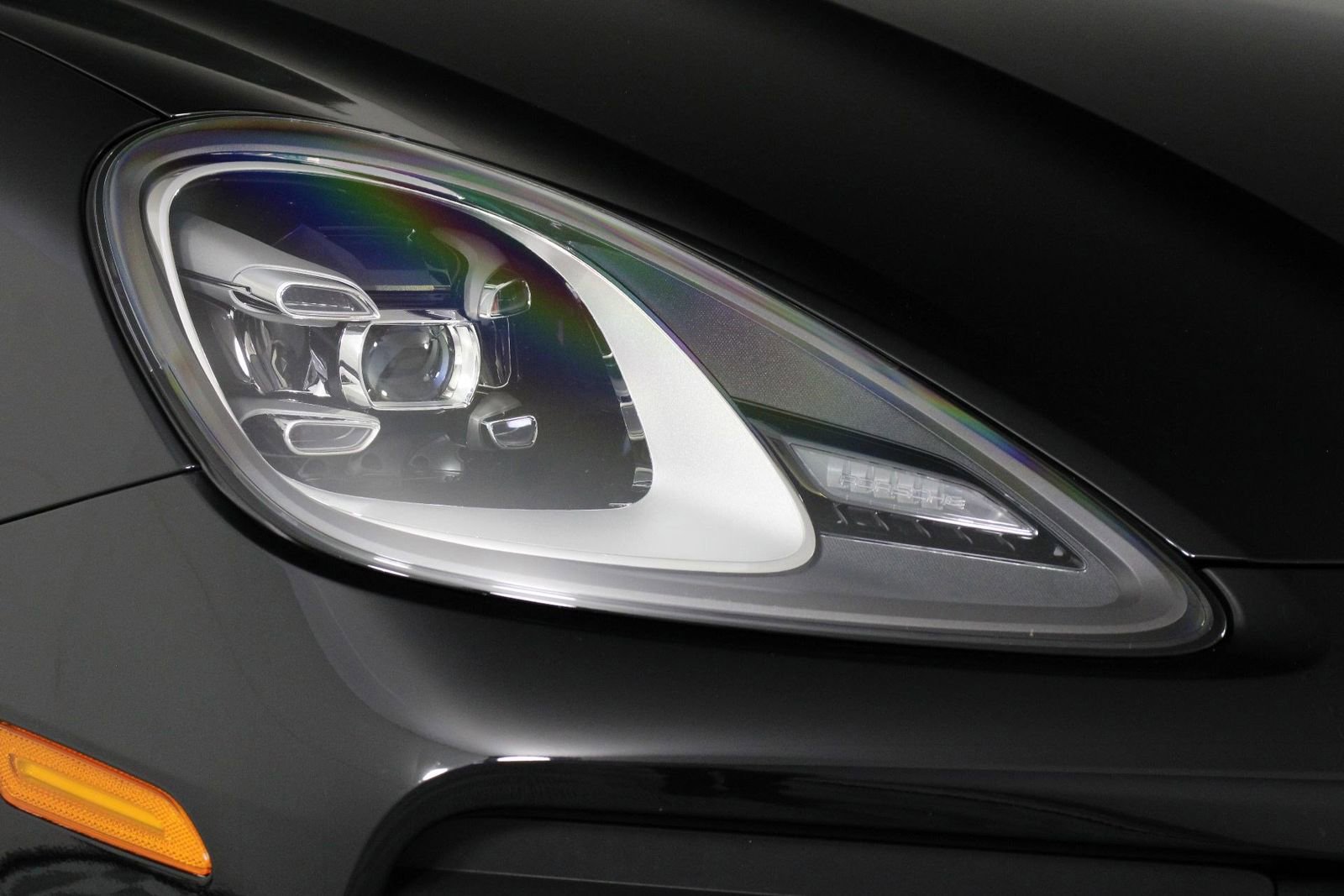 Certified 2023 Porsche Cayenne Platinum Edition image 28