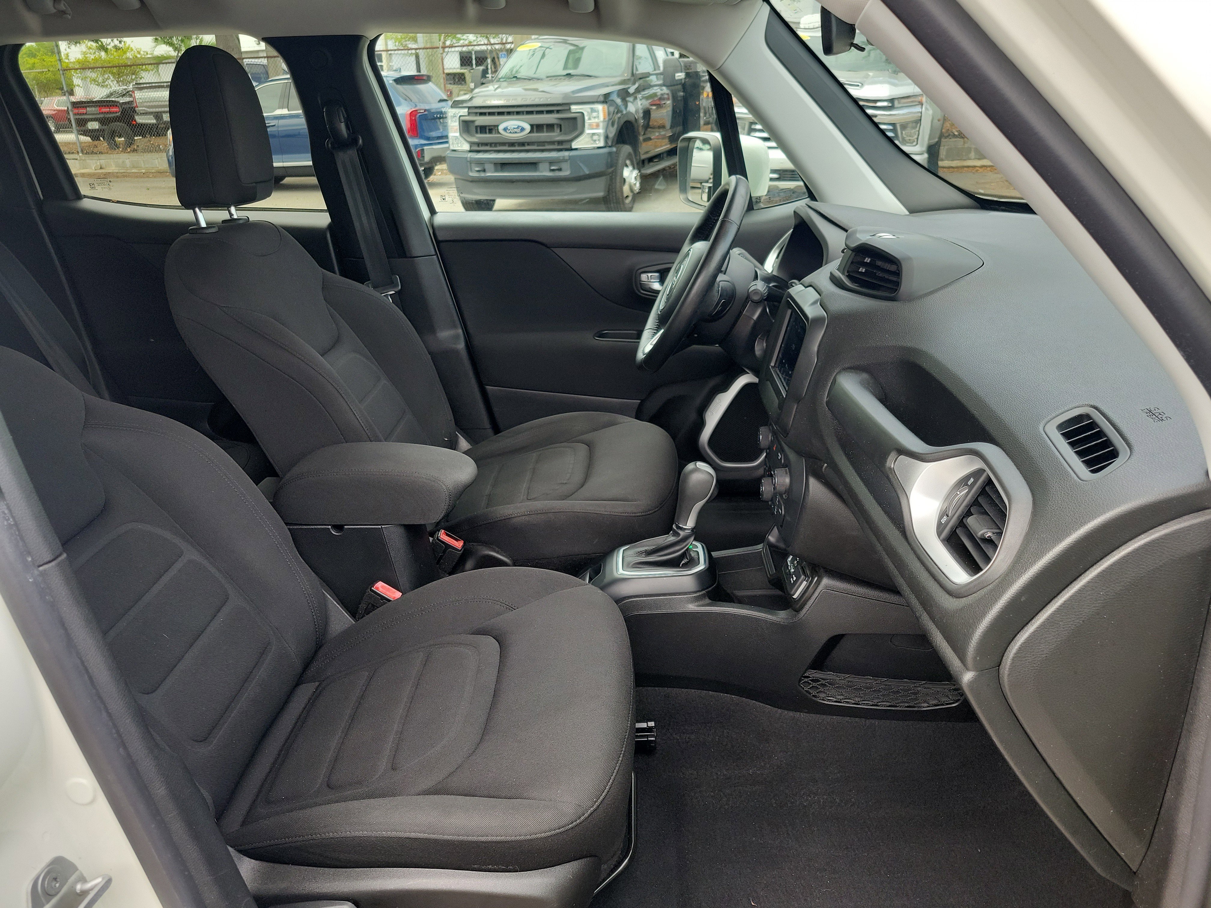 Used 2018 Jeep Renegade Latitude w/ Cold Weather Group image 31