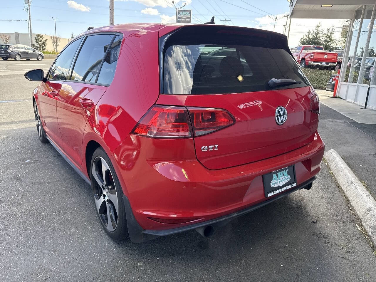 Used 2015 Volkswagen Golf 4-Door image 4