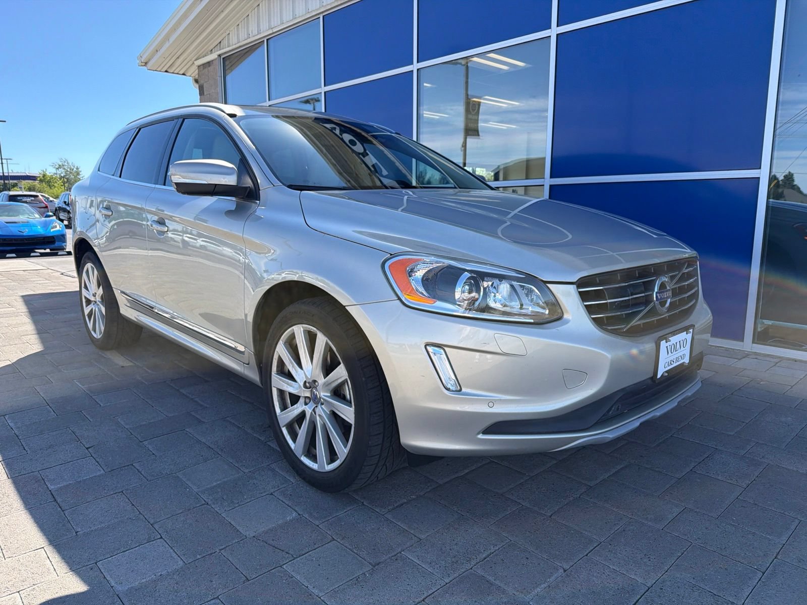 Used 2017 Volvo XC60 T5 Inscription w/ Advanced Package AWD/4WD image 2