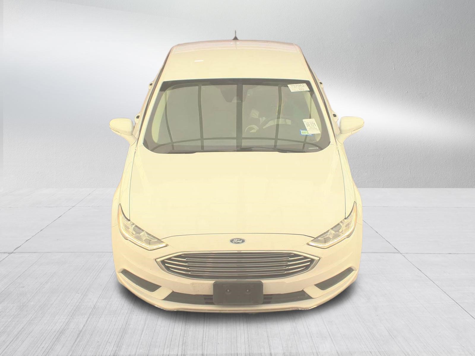 Used 2018 Ford Fusion SE FWD image 2