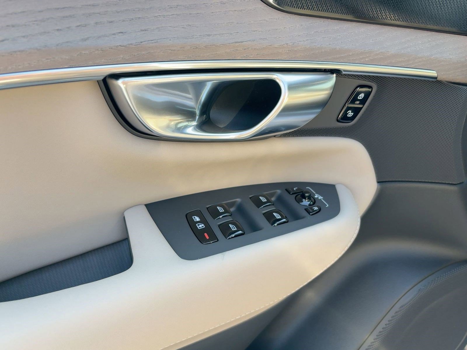 New 2026 Volvo XC90 B6 Plus w/ Protection Package Premier image 12