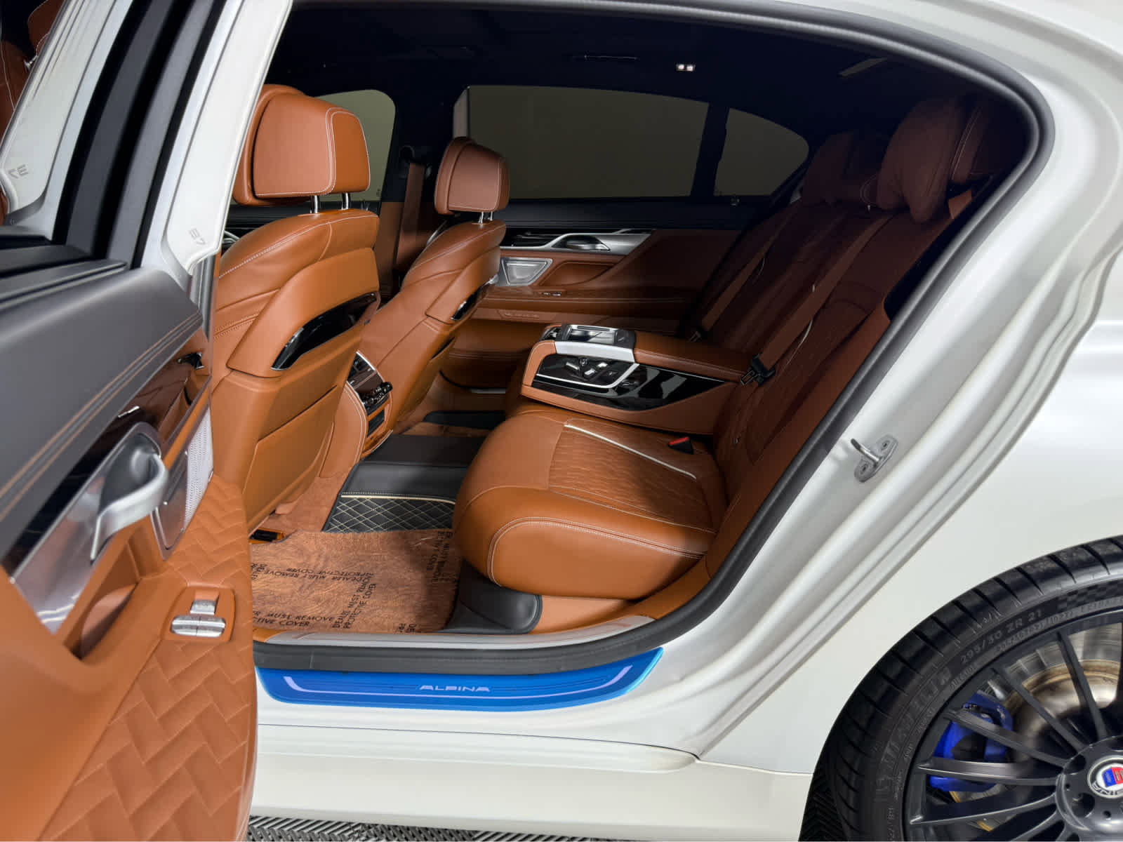 Certified 2022 BMW ALPINA B7 xDrive w/ Luxury Rear Seating Package image 11