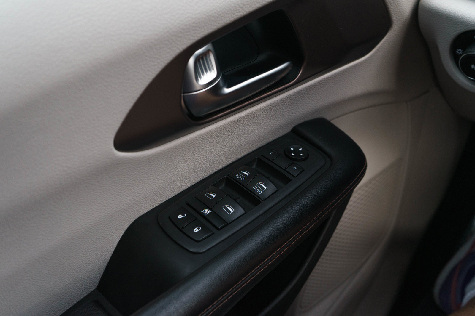 Used 2019 Chrysler Pacifica Touring-L FWD image 26