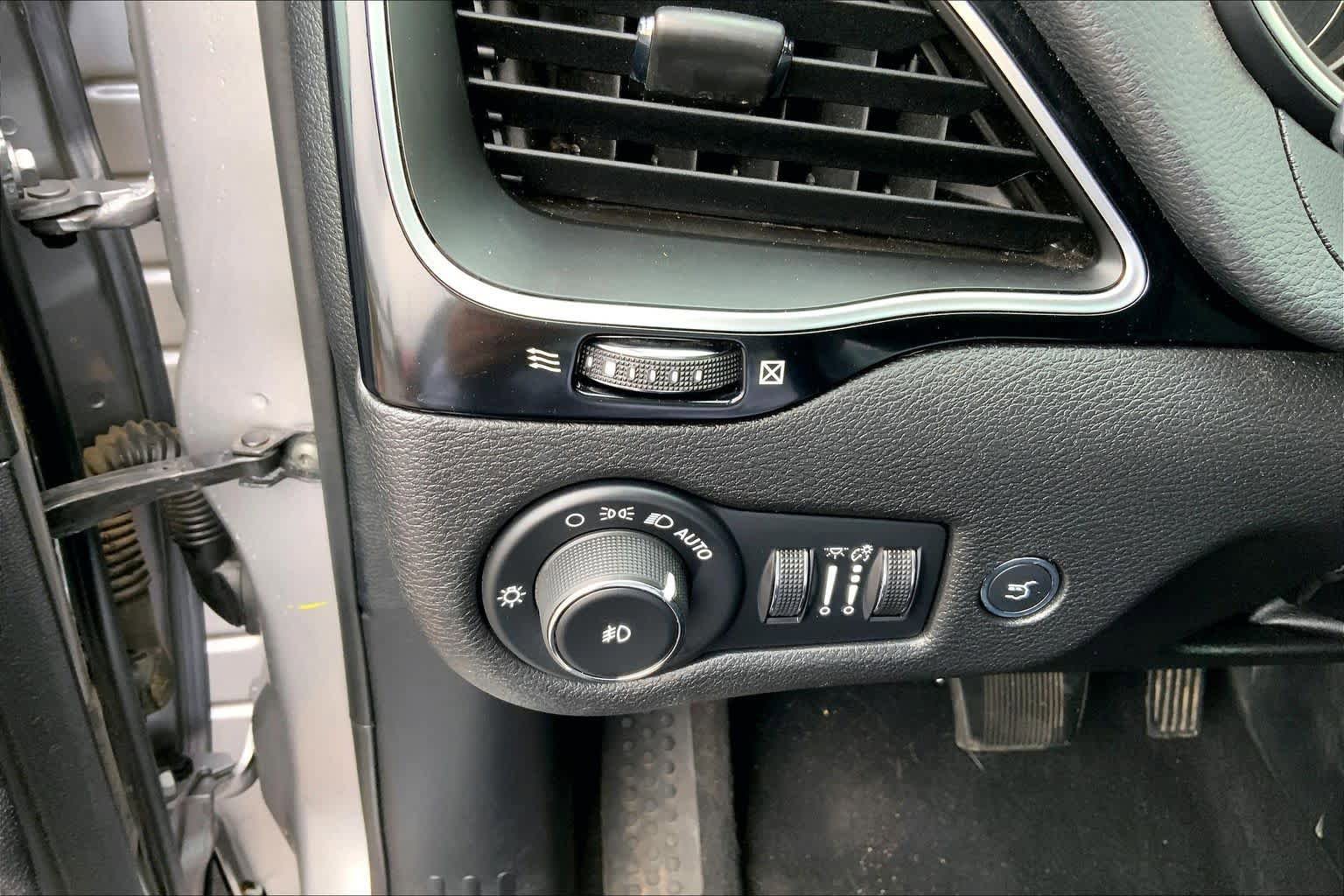 Used 2020 Jeep Cherokee Latitude Plus image 33